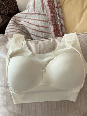 Seamless Cream Wireless Comfort Bra, sz Large, very soft and comfortable!
